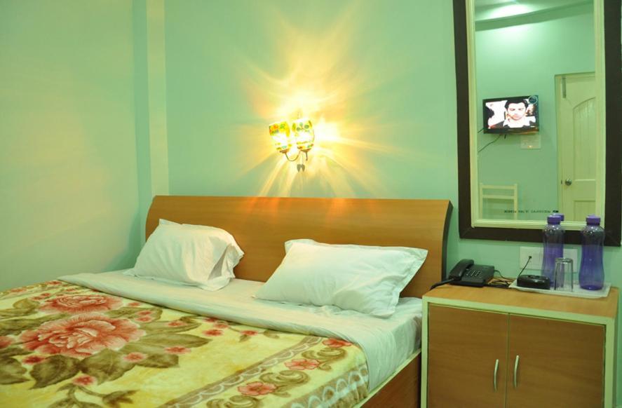 Hotel Kiran Palace Varanasi Room photo